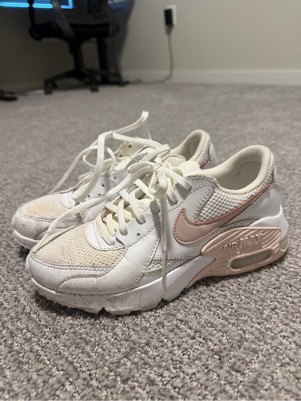 Nike Air Max sneakers in US 6. White with pink accents. #airmax #running